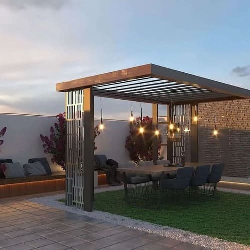 برجولات خشب متينة وأنيقة لحدائق الجنوب  توفر الظل والجمال في المساحات الخارجية.