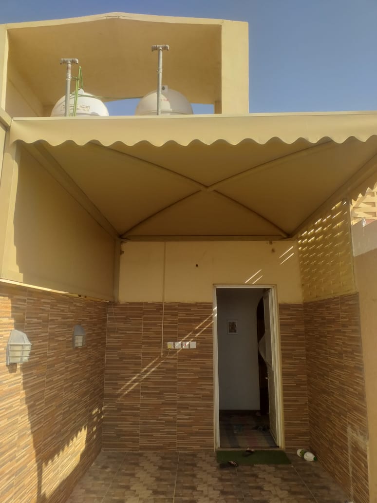 مظلات مدارس الجنوب  توفر الظل والحماية مع تصميمات عصرية وألوان جذابة.