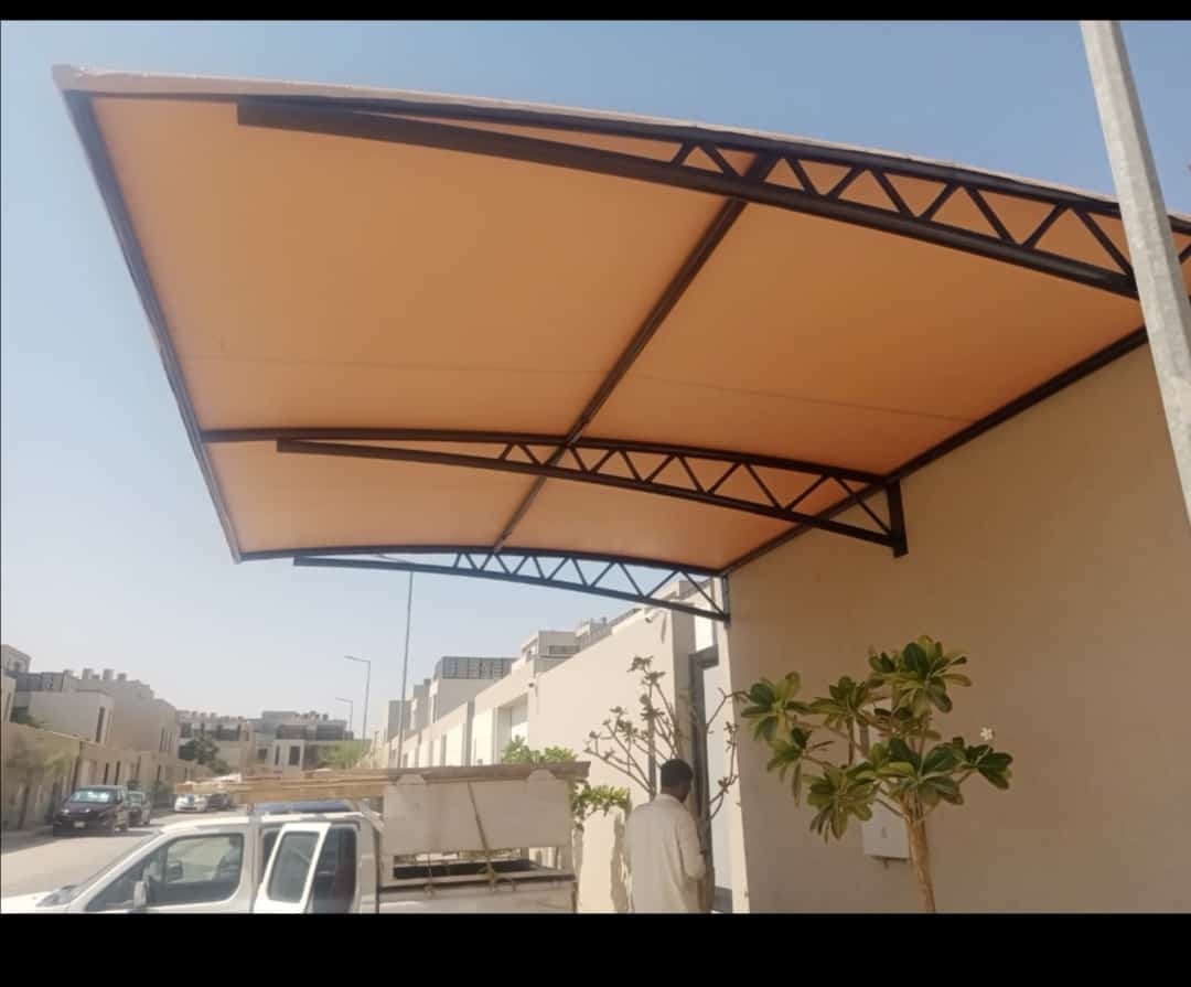 مظلات مدارس في الجنوب  توفر حماية من الشمس والحرارة للطلاب في الساحات.