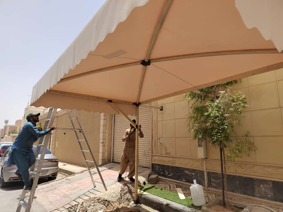 مظلات مدارس في عسير توفر حماية شاملة للطلاب ضد الشمس والمطر.